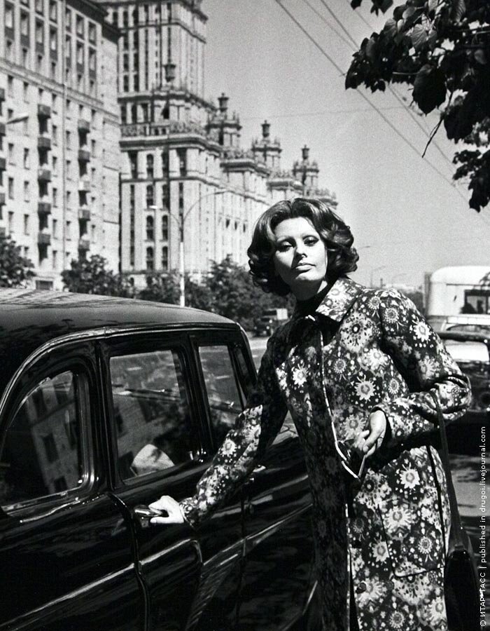 Моя подруга Наташа очень красива. Поэтому когда я увидела эту фотографию с Софи Лорен на Кутузовском проспекте, я решила поместить ее на обложку этого материала.  Все  сошлось: Наташа и Софи -  неотразимые девушки, почти как сестры, обе бывали на Кутузовском. А что еще надо для интриги?