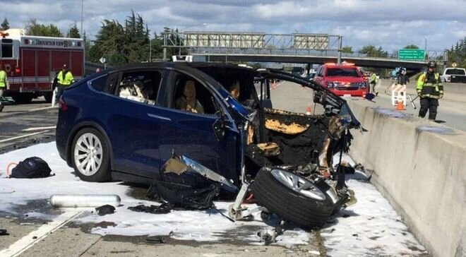 Изображение copyrightREUTERSПодпись к изображениюTesla признала, что ее функция автопилота была активной во время аварии в прошлом месяце