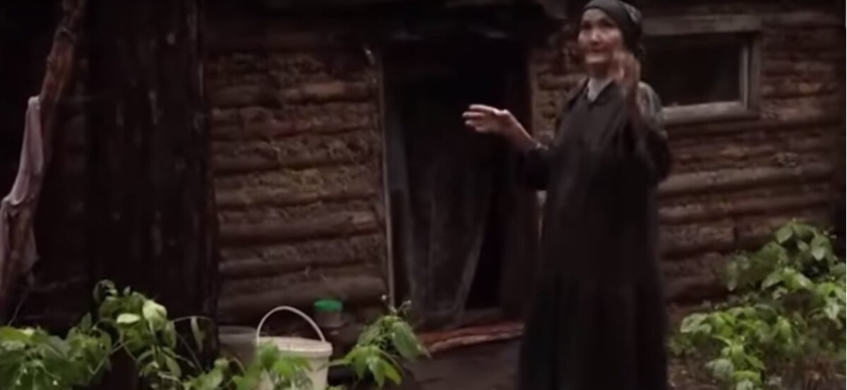 Прямой эфир байкальская отшельница. Монахини в лесу в избе. Отшельница монахиня фото.