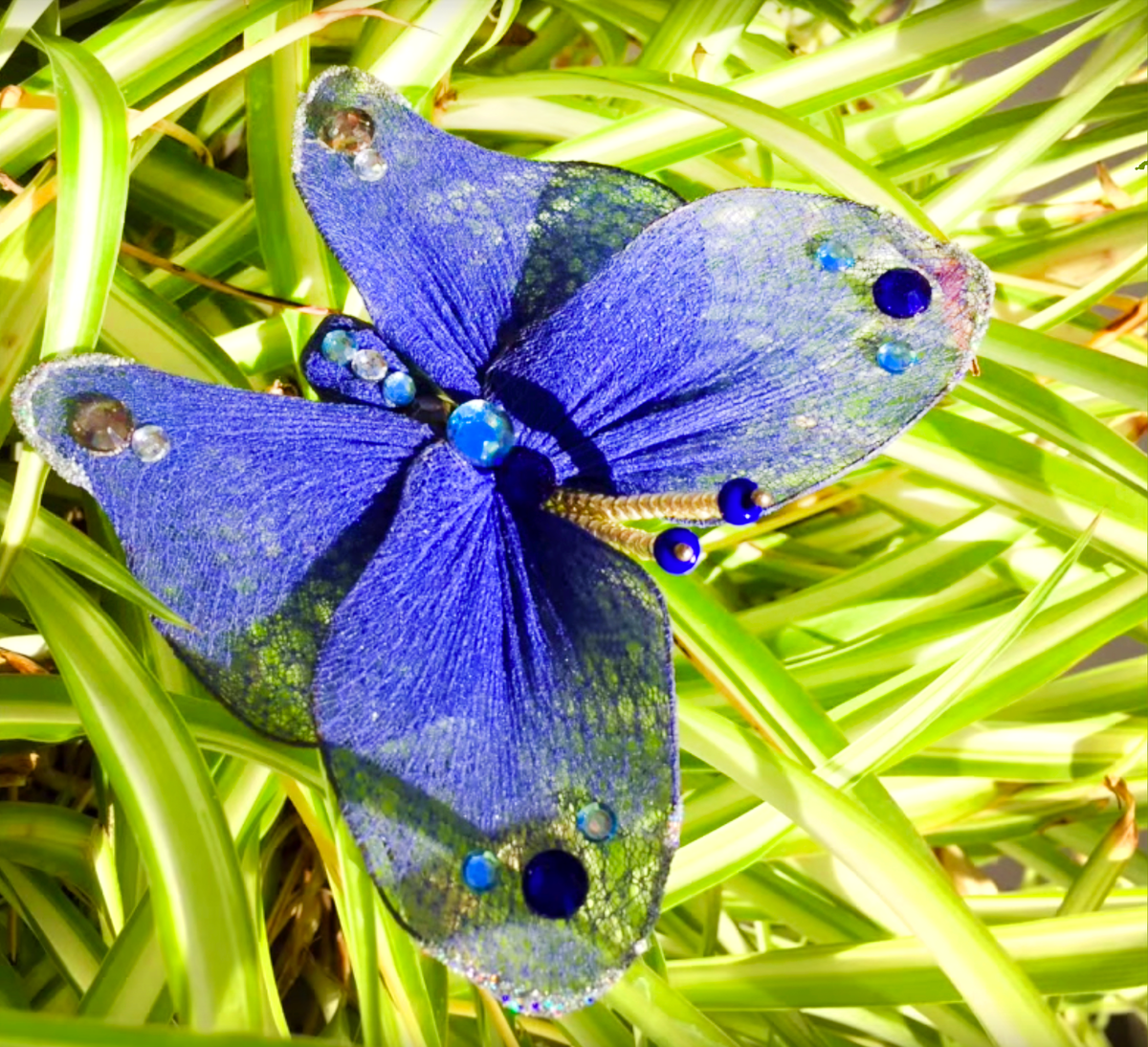 Бабочки из подручных материалов. Поделка бабочка. Бабочки своими руками для сада. Бабочка из бросового материала. Самодельные бабочки