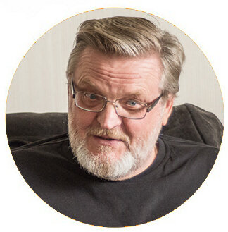  — Много  случаев, когда нашего предпринимателя целуют дамы. Мы это выяснили  благодаря записям с видеокамеры и следам губной помады, которая остается  на физиономии челнока. 