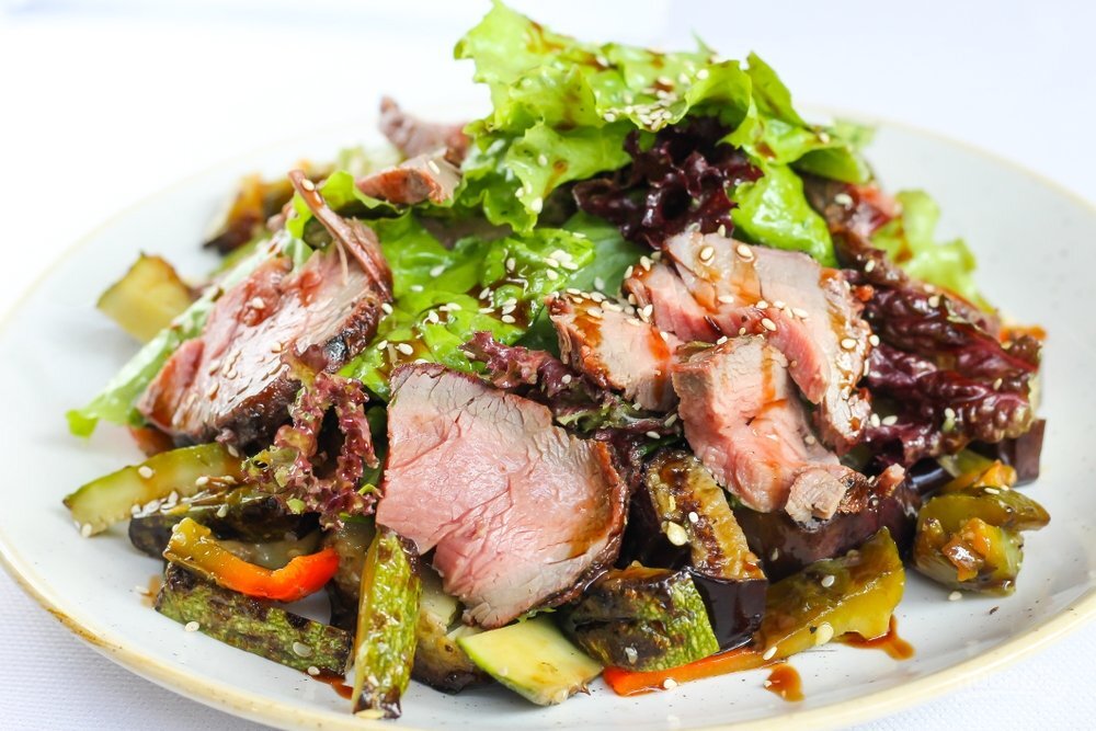 Тайский теплый салат с говядиной и овощами