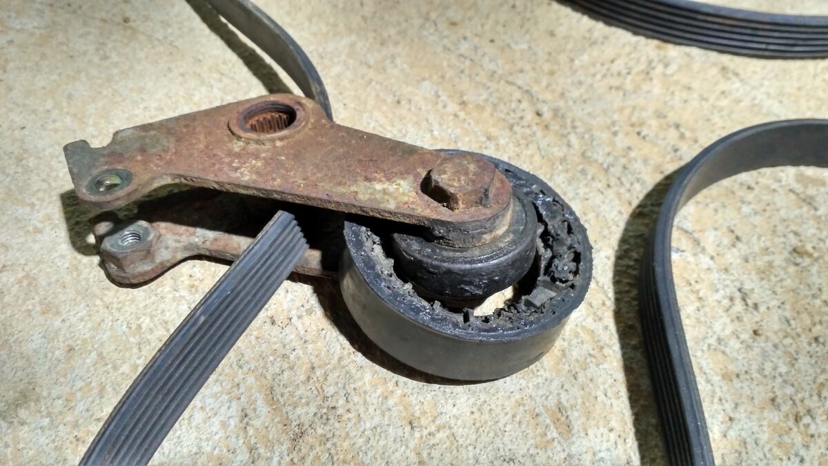 Остатки моего ролика натяжителя ремня. Подшипник намертво заклинил и обойма ролика немножко от него оторвалась. :)