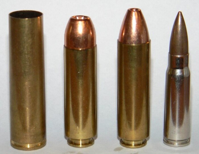 гильза от патрона к АШ-12(слева) по сравнению с крупнокалиберными патронами западных аналогов