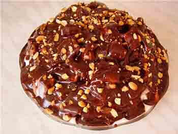 При приготовлении такого десерта важно соблюсти основную его изюминку – своим видом торт должен напоминать руины кирпичного здания. Крем можно приготовить из таких продуктов, как сгущёнка или сметана. Или же оба ингредиента удачно соедините друг с другом. Десерт полейте шоколадной глазурью, посыпьте измельчёнными орехами или шоколадной стружкой. Время готовки 60 минут. Имеет бисквитный тип.