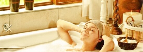 Вы, вероятно, слышали, что это гормоны ответственны за резкие смены настроения в течение менструального цикла. В зависимости от различных уровней прогестерона и эстрогена, которые могут оказывать воздействие на уровень серотонина в мозгу, отвечающего за хорошее самочувствие,при менструации Вы можете почувствовать усталость и сильное раздражение, или наоборот, ощутить прилив энергии и возвращение хорошего настроения. 
