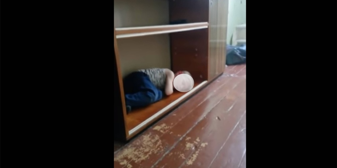 На мать, ребенок которой спал на полке шкаф завели дело