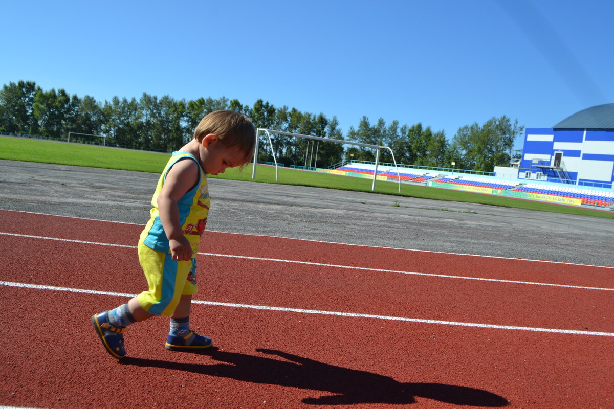 Как вы относитесь к занятиям спорта детьми от года?!  
Недавно мы проходили медкомиссию в садик и я у одного из докторов спросила - когда можно заняться спортом?  
На мой вопрос первым, что я увидела - недоумение, затем последовал ответ, что не раньше чем с 3-5 лет!  
Отец ребенка так же как и я мечтает, чтобы сын стал чемпионом - и у него неплохие данные для успеха - я могу обогнать любого в спортивной хотьбе, а наш папа неплохо стреляет и бегает на лыжах.  Но т.к. оружие в любом его виде неприемлю. 
Думаю начать интерес к спорту с легкой атлетики, постарше будет какой нибудь игровой вид спорта - главное движение! 

Так вот, пришли мы с сыном сегодня на стадион - как раз закончилась игра у мальчишек. Сыночек с интересом слез с коляске и побежал. Мы сперва прошлись немножко пешком, затем я показала сыну дорожку и что бегать по ней можно только прямо не забегая на соседнюю полосу. Сыночек это воспринял со всей серъезностью - где ходил, а где действительно пробежал - хватило нас на полкруга!!!! И это в 1,3 года и в самый первый раз. 
Когда мы уходили - сыночек загрустил, так ему не охота было уходить  
Начало задано - теперь главное систематичность и ходить до конца. 

Моя сестра уже в 2-3 года бежала на марафоне в Берлине 22 км и дошла до конца и получила медаль, как самый маленький бегун - так что бегать и заниматься спортом никогда и не рано и не поздно )))) 

А нам  сегодня подфартило - в Искитиме солнечно )))) 

Ставьте лайк, подписывайтесь на канал


