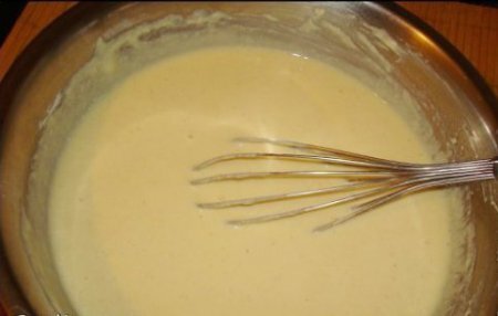 Шаг 1 Яйца слегка взбить и добавить кефир, соль, сахар, воду, манку, муку и соду. Хорошенько перемешать, чтобы не было комочков и добавим растительное масло.