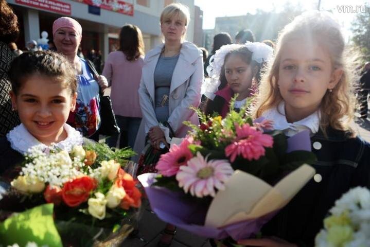 Анна Иванцова, "Вечерняя Москва". Первоклассникам огромный букет держать трудно, да и ребенка за пышными цветами едва заметишь