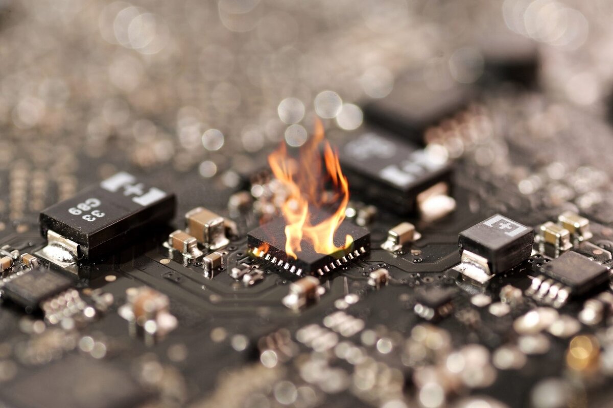 Довольно часто публикуется информация о том, что добыча криптовалют якобы оказывает пагубное влияние на окружающую среду. Аргументом выступает слишком энергоемкий способ ее добычи. 
Но новостное издание Bloomberg придерживается другой позиции, говоря о том, что вред от майнинга биткоина и других криптовалют мизерный. Тогда назревает вопрос, почему ярые защитники природы не задумываются о вреде, например, фиатных валют или похожих отраслей?

Центры хранения информации (дата центры), шахты по добыче золота или машины по печати денег наносят колоссальный ущерб окружающей среде, и требуют более качественного ухода, не говоря уж про их потребности в большом потоке энергии.

Исходя из аналитических данных, которые Bloomberg опубликовал недавно, известно, что в год потребление энергии по всему миру для майнинга составляет 8.27 тераватт/часов. К сравнению, это немного выше тех показателей, которое опубликовывает правительство Ирландии. Все же этот провоцирующий вопрос нацелен, скорее всего, на критику добычи криптовалют, чтобы сбить цены на рынке и спугнуть новых инвесторов. Цифра в 8.27 тераватт/часов меньше, потребляемой энергии которую требуют дата центры в США, и если уж мы заговорили о плохом влиянии на природу, то к слову, на ежегодное производство фиатных валют тратят больше 11 тераватт-часов/год.

Идем дальше. Для добывания золота в шахтах потребляется более 132 тераватт-часов. Сюда еще не включены данные об использовании ресурсов банками, крупными офисами, государственных хранилищ или систем безопасности которые должны функционировать круглогодично. Именно поэтому, сначала требуется разобраться с другими крупными проблемными сферами, а после лезть к криптовалюты.

Как вы думаете, кто особо любит говорить о вреде майнинга на окружающую среду? А мы ответим вам, это люди, которые считают криптовалюты нелегитимными, то есть лишь подобием реальных денег. Хотя вы можете сказать, что добыча криптовалют потребляет больше энергии, чем некоторые Африканские страны, но, еще раз вспомним о потребностях упомянутых сфер выше.