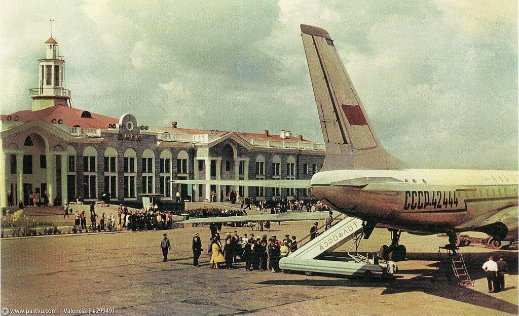  15 сентября в 1956 году впервые совершил пассажирский рейс новейший советский самолет Ту-104. Взлетев из Москвы, он взял курс на Омск и произвел в нашем городе первую свою посадку с пассажирами. После чего отправился дальше, в конечный пункт своего назначения - Иркутск. На долгие годы из-за удобного плеча от Москвы Омск стал крупнейшим транзитным узлом "Аэрофлота". 

