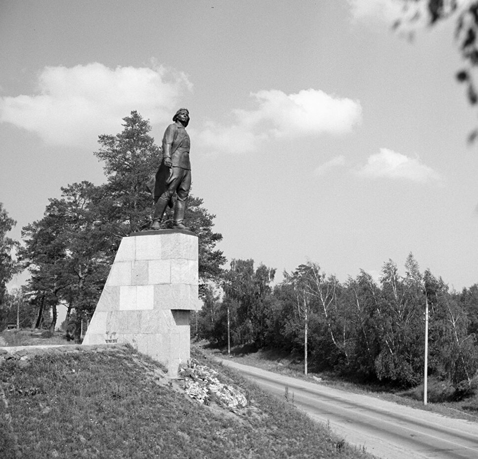 Памятник Герою Советского Союза летчику-истребителю Виктору Талалихину в селе Кузнечики Подольского района Московской области на месте, где он приземлился после тарана в августе 1941 года