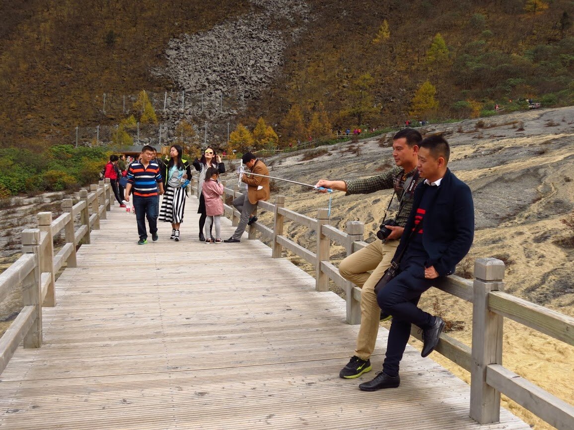 Но когда путешествуешь много, хорошо ощущаешь различие путешествий и туризма. Извне разница видна плохо - как среди аборигенов, относящихся и к нам и к ним одинаково, так и дома среди соотечественников. "Как отдохнул?" - спрашивают коллеги на работе после возращения. Да блин, как такое можно задавать? То, как я устаю в путешествии, я столько не уставал никогда ни на одной цивильной работе. Это вообще не о том.

