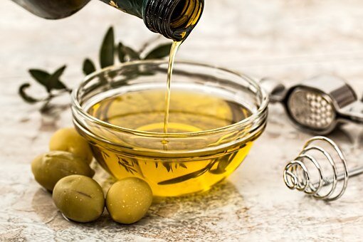 Нам со всех сторон вещают, что оливковое масло гораздо полезней подсолнечного (речь идет исключительно о нерафинированном), покупайте только его, лишь оно спасет вас от сердечно-сосудистых заболеваний-2