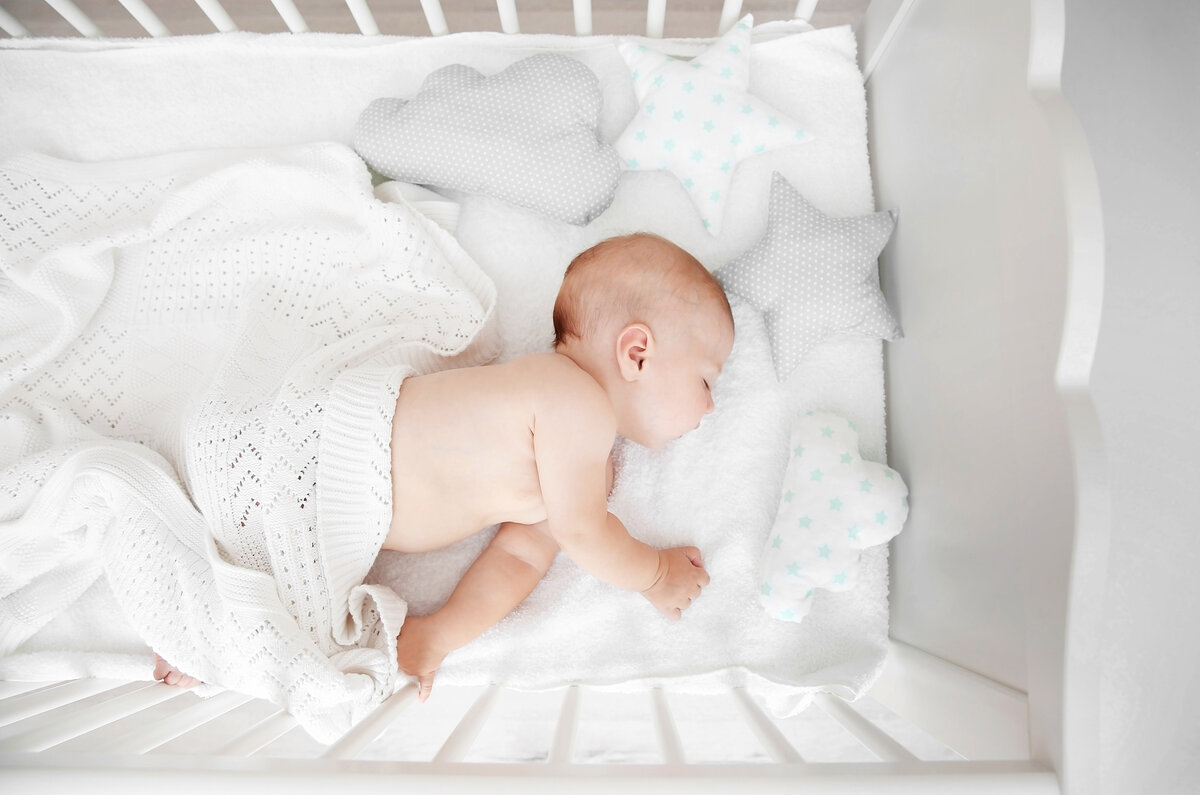 К чему снится новорожденный ребенок во сне. Ребенок в кроватке. Спящий новорожденный ребенок. Новорожденный ребенок в кроватке.