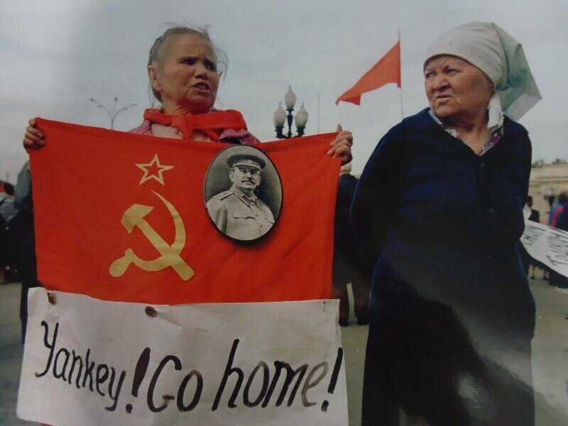 «Yankey! Go home!». Михаил Евстафьев, 1991 – 1998 год, г. Москва, из архива МАММ/МДФ.
