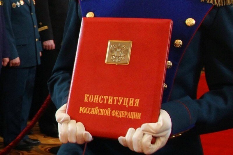 Кому важно переписать главный документ страны. И что поменяется в жизни россиян!