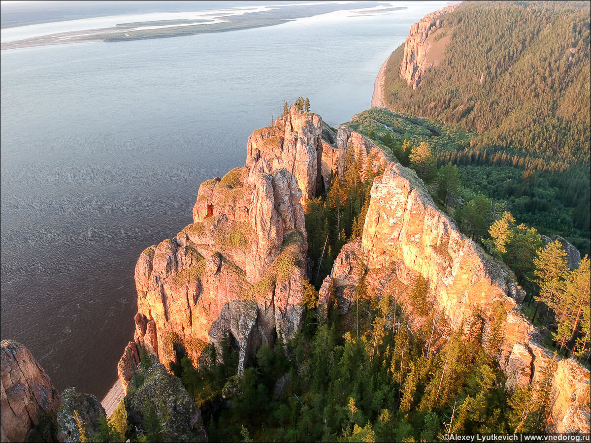 Река лена ленские столбы. Столбы на реке лена. Национальный парк «ленские столбы» в якутии (россия). Тулуканы в ленских столбах. Лагерштетты ленских столбов.