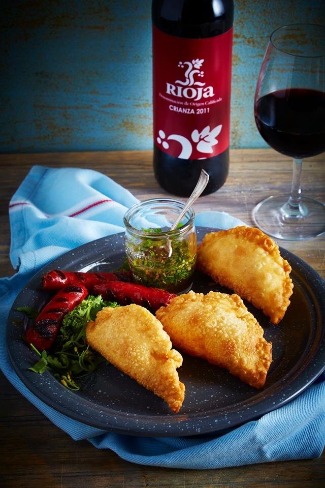 Пирожки с сыром и баскскими колбасками чисторра (empanadas de queso con chistorra) замечательно сочетаются с красной риохой. 