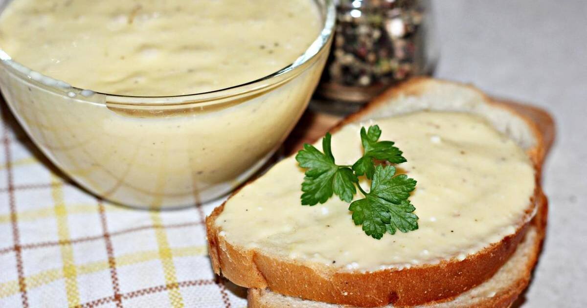 Многие любят плавленый сыр, но то что лежит на полках магазинов изобилует различными вредными добавками, консервантами. Поэтому лучше сыр готовить самому, получается ни чуть не хуже, а по деньгам выгоднее. 