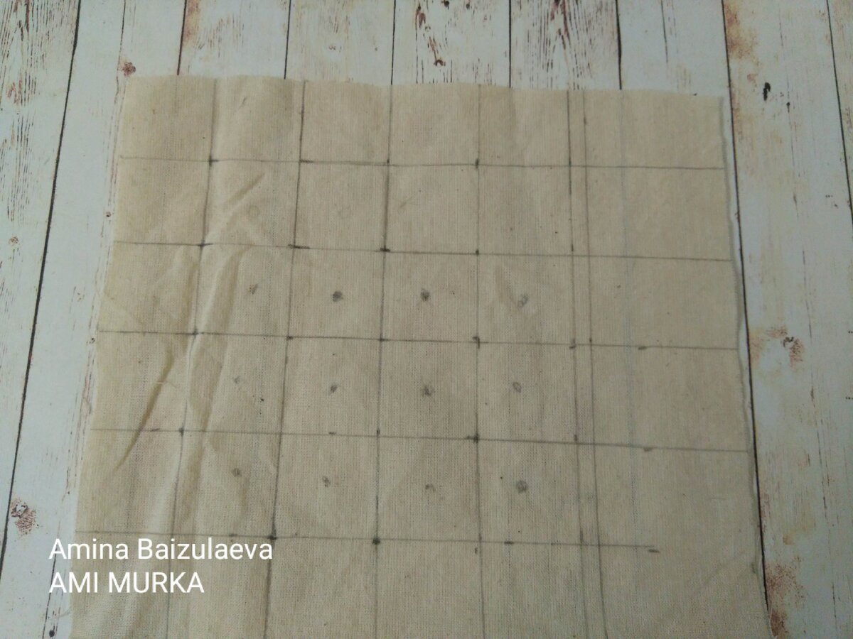 Отступаем сверху 6 см. и рисуем вниз вертикальные линии длиной 9 см., оступаем еще 3 см., и чертим еще линию. Проще говоря, рисуем поле для игры. По бокам должны оставаться по 4 см.   Можно прорисовать линии маркером по ткани, но я решила, для надежности, прошить их, и дала фигурную строчку. 
 
Теперь складываю пополам наше полотно и прострочу с двух сторон. Да, да, я ничего не путаю, прошиваю с лицевой стороны.
Теперь выворачиваю наизнанку, и прошиваю снова с двух сторон. Такая двойная строчка даст нам красивый край, и ткань не будет осыпаться по бокам.