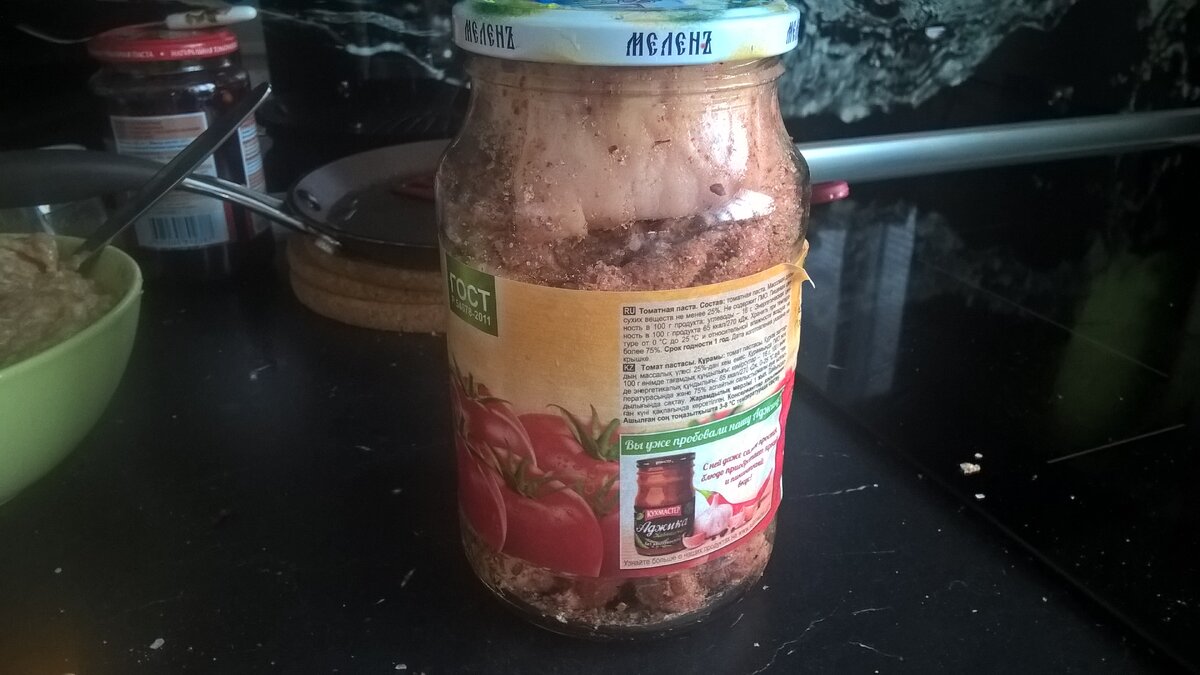 Покупаем или выращиваем сало, мне нравится с прожилками делим сало на три одинаковых куска, нарезаем чеснок дольками и вставляем в прорези