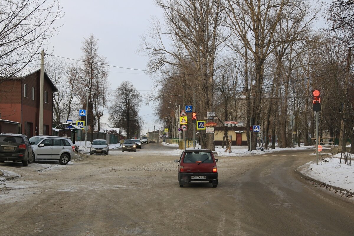 Брянская улица по городу идет