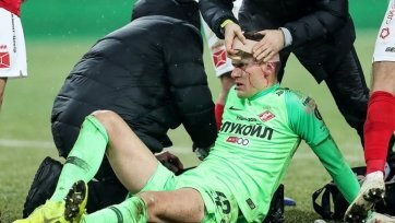 Фото: championat.com34-летний вратарь повредил голову в единоборстве с игроком команды соперника Джефферсоном Фарфаном. Он истекал кровью, но продолжил поединок, поскольку у «Спартака» больше не было замен.
