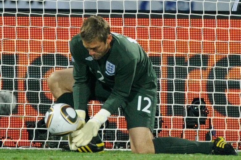 Роберт Грин - вратарь сборной Англии пострадал больше всех во время того ЧМ. Он пропустил в этой игре курьезный мяч от сборной США. Игра закончилась 1:1.