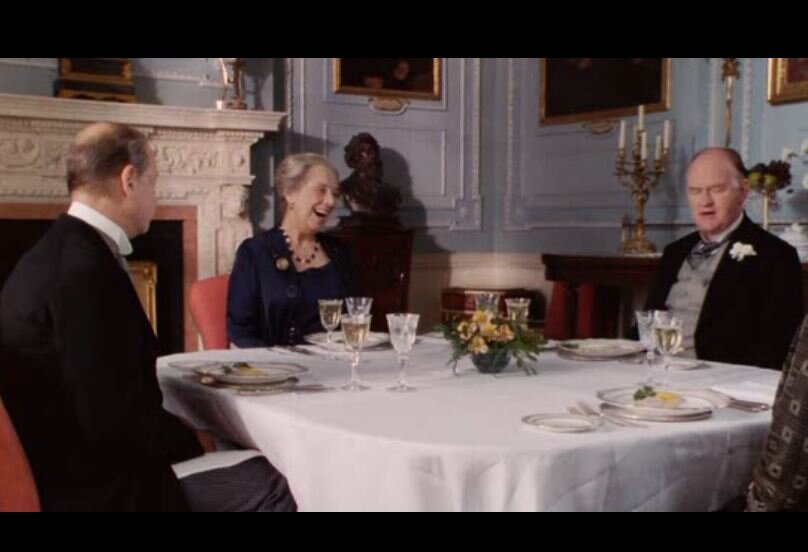 Сцена ланча из фильма "Миссис Деллоуэй". Как вы можете видеть, ланч тоже не предусматривает обильного угощения. У гостей на тарелках тосты с яичницей, веточка зелени, а рядом бокал столового вина. 