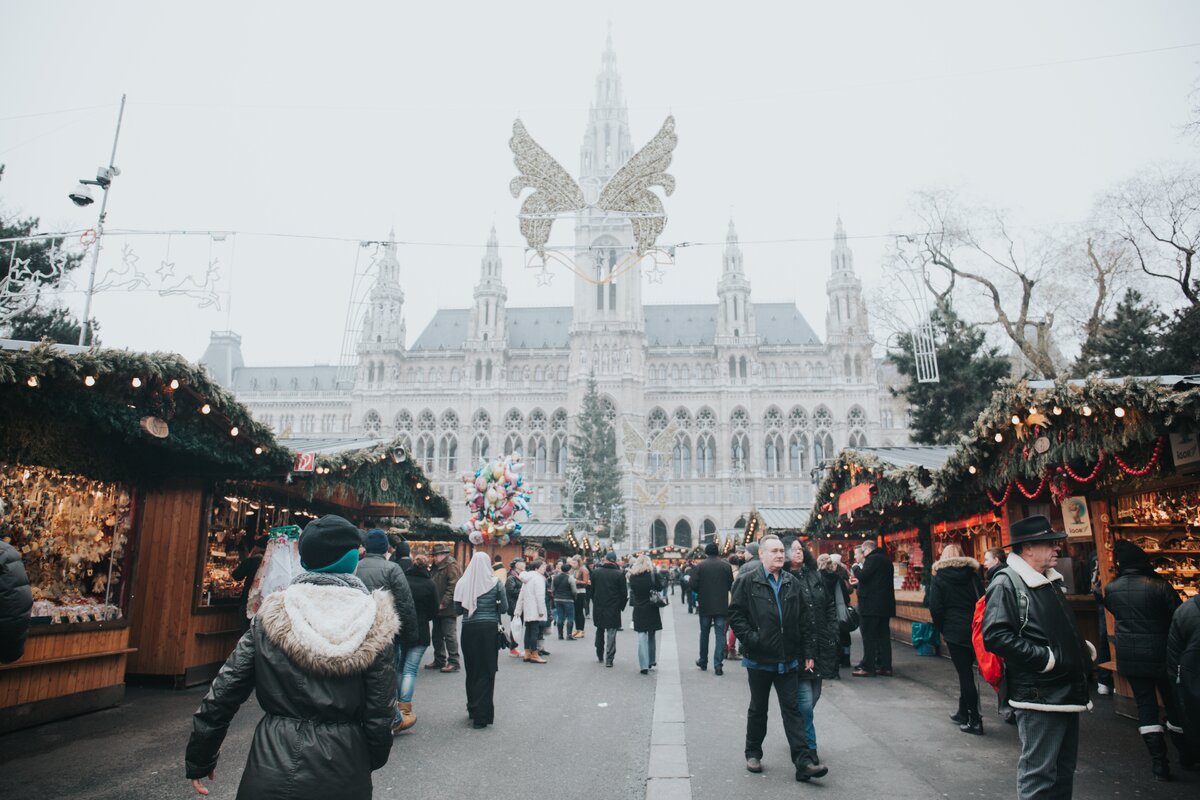 Аромат имбиря и корицы, уличные оркестры, деревянные домики с сувенирами —  в Рождество европейским городам снег не нужен. И так красиво.