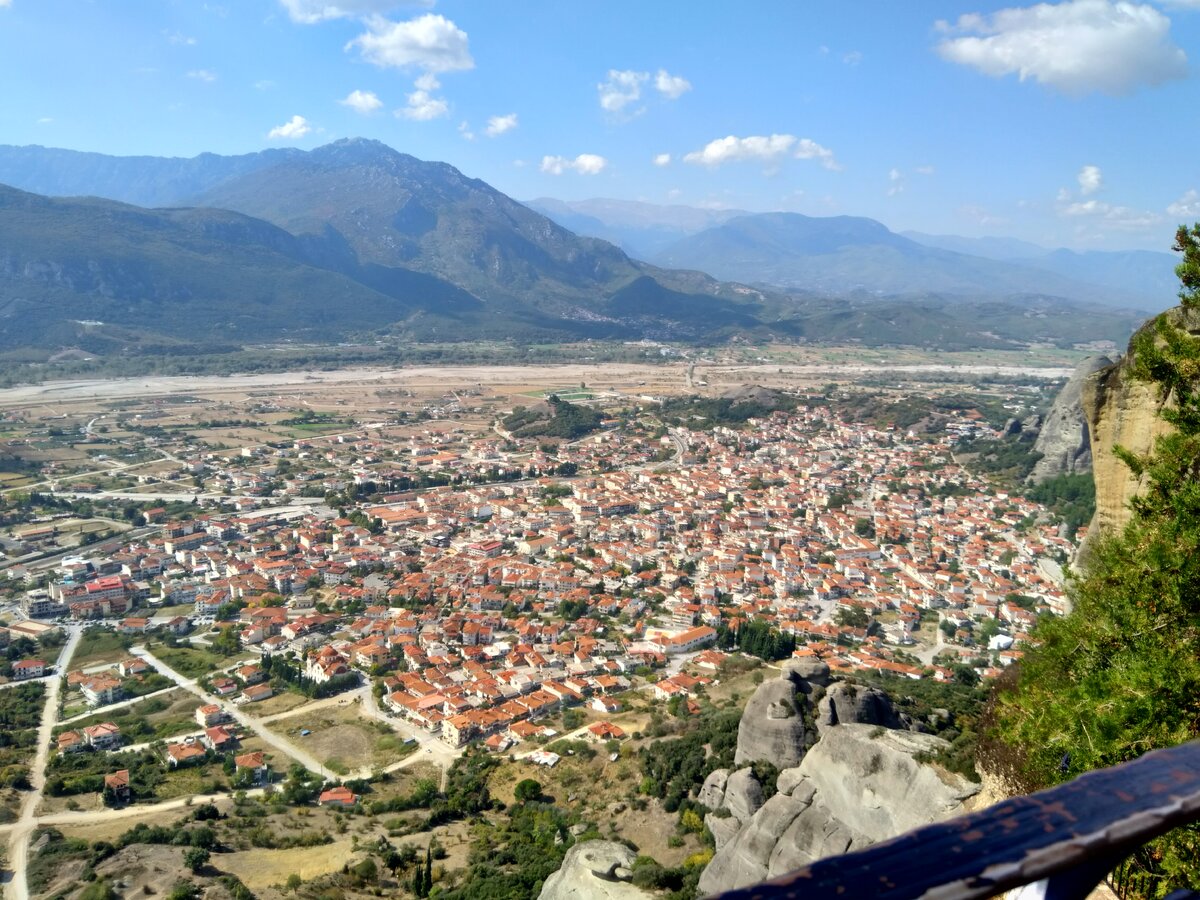 На фото город Калампаки 