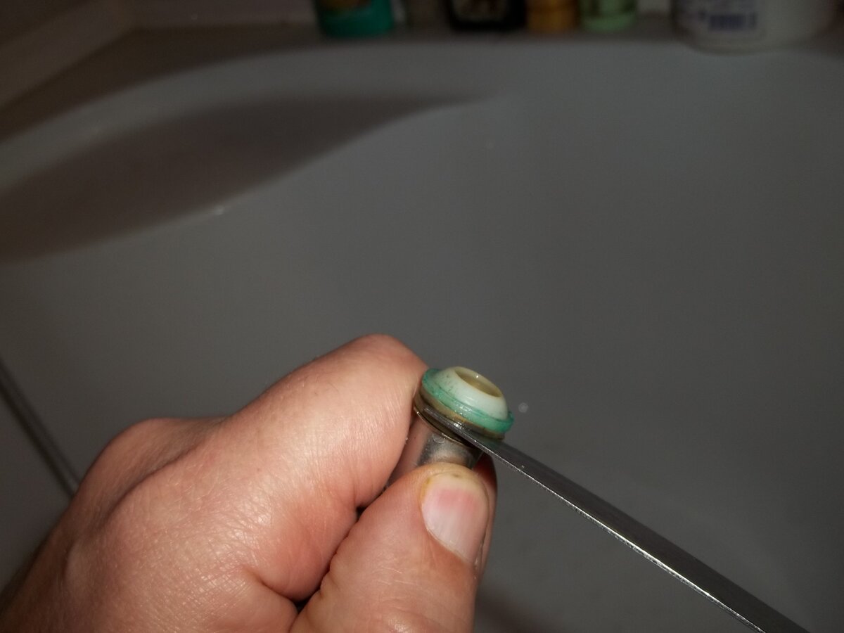 Нож берем не острый, потому что штуцер может оказаться из пластика и острым ножом его можно повредить.