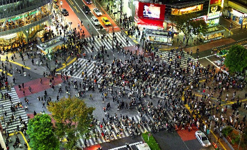 Самый оживлённый в мире перекресток в районе Сибуйя. Токио.