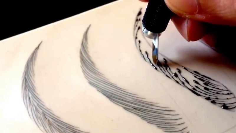 Метод волоскового татуажа появился сравнительно недавно и уже стал весьма
популярным. Брови выглядят максимально естественно даже при близком рассмотрении.