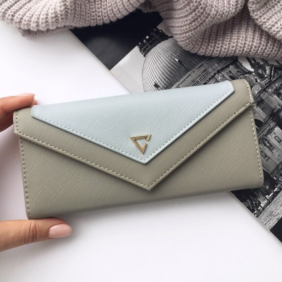 Этот кошелек внешне оригинальный, такой геометричный, с необычной ребристой фактурой. Она, кстати, более износостойкая и устойчивая к истираниям, как мне кажется.