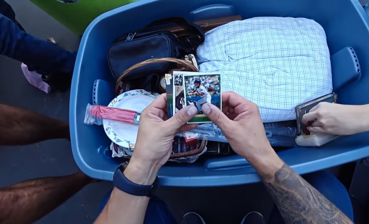 Куда без них, ведь Американцы обожают бейсбольные карточки. Мы не фанаты и не разбираемся в них, но постараемся узнать сколько реальная стоимость этих карточек и возможно сможем что-то хорошее заработать.