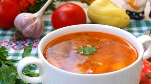 1. Грибной суп с булгуром на курином бульоне.  Приготовление: варим грибы в курином бульоне, затем добавляем булгур,  доводим до готовности. Отдельно слегка обжариваем луковые кольца с  тертой морковью, томатной пастой, чесноком и зеленью. Затем  перекладываем лук в кастрюлю с булгуром, солим, перчим и хорошо  перемешиваем.
Совет: овощи можно не обжаривать, а просто добавить их в суп в сыром виде.