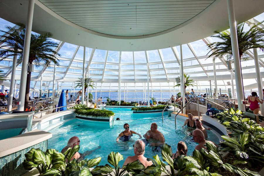 Интерьер одного из лайнеров Royal Caribbean. Фото: Venturelli Luca / Shutterstock