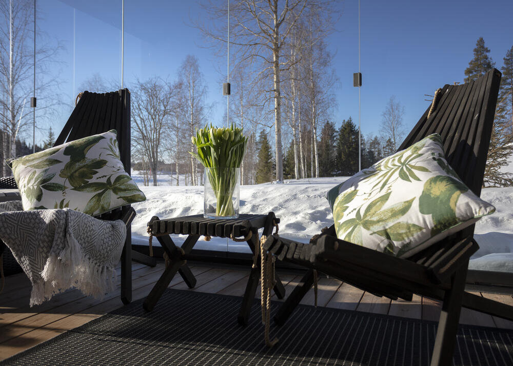 Терраса Lumon с мебелью весной