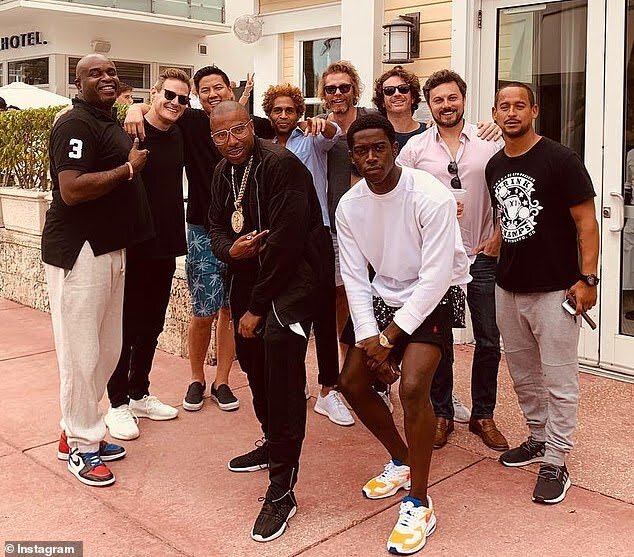 Тревор на своем шумном мальчишнике. 17 марта, 2019 г.