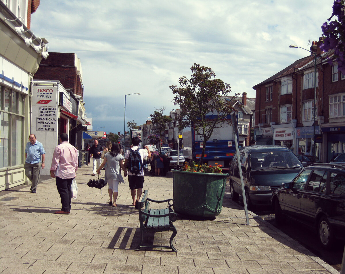 Фото из личного архива. Борнмут, вид на супермаркет Tesco - единственный, работающий до вечера (найти вечером работающие магазины в маленьком городе - беда).