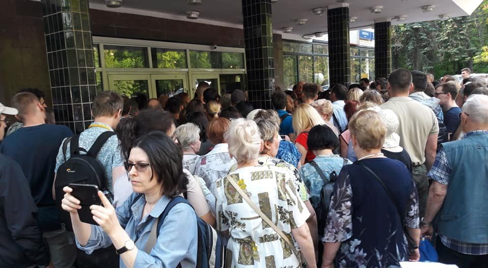 Перед началом слушаний. Фото: www.facebook.com.