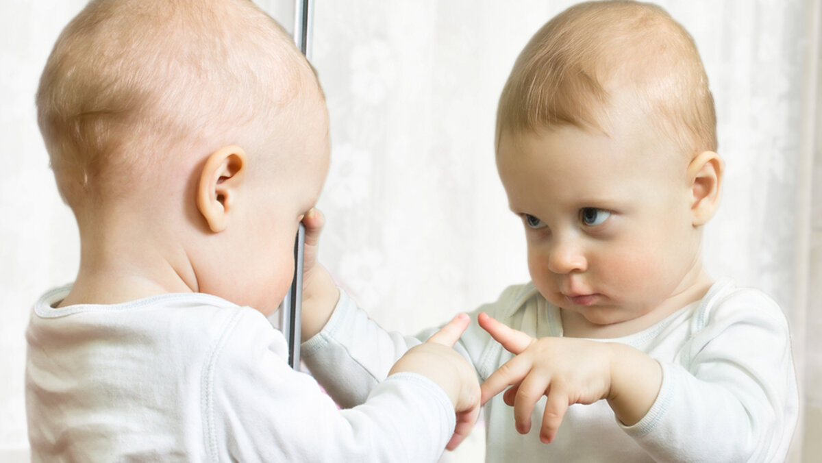 Зеркала для младенцев: почему нельзя смотреть в зеркало