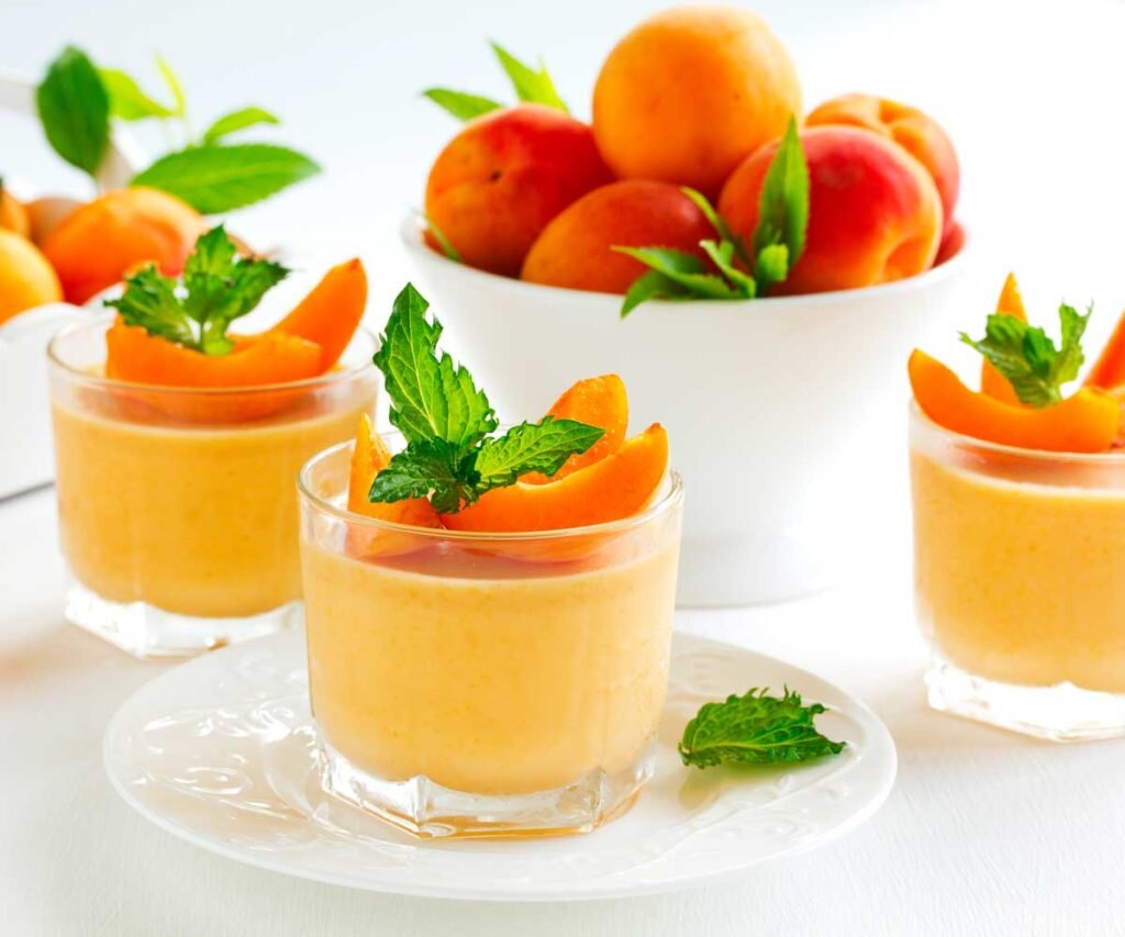 Этот воздушный десерт можно приготовить с любыми сушеными фруктами-попробуйте сушеные персики, чернослив или яблоки.