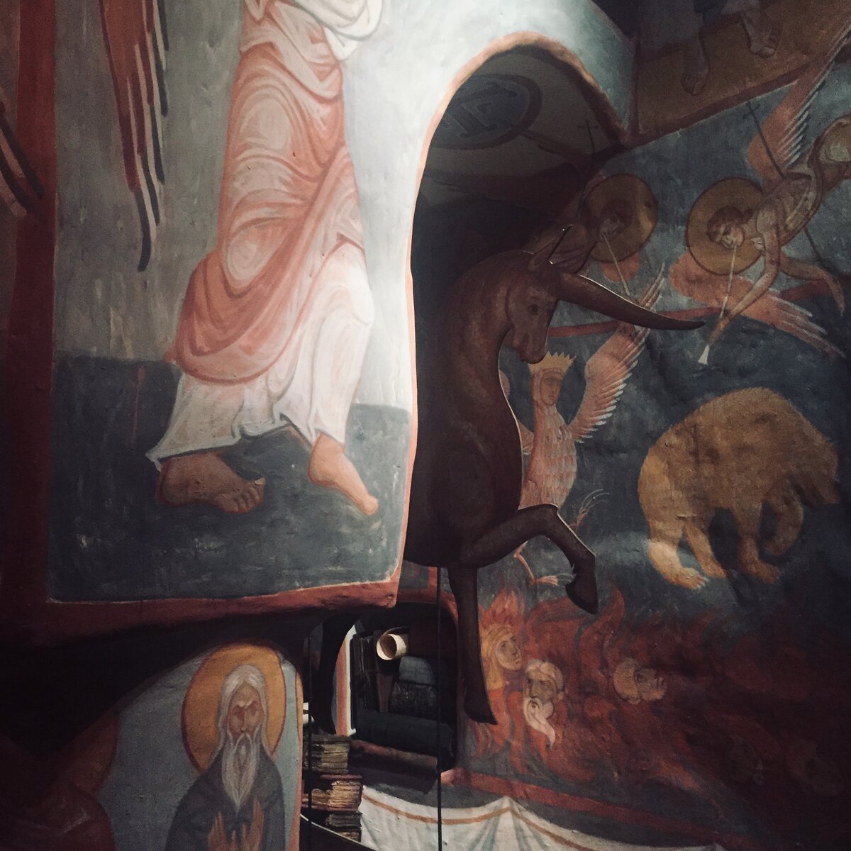 Единорожец в келье монаха-переписчика