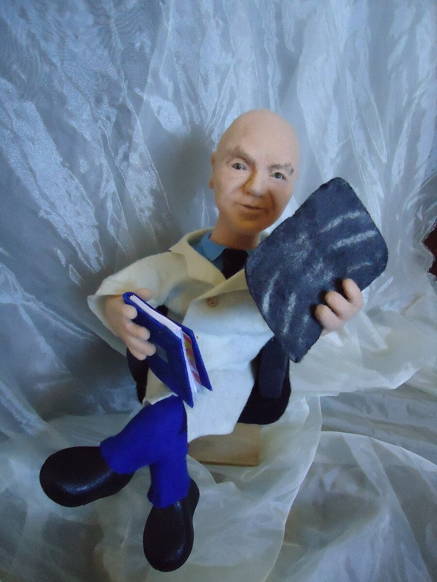 Доктор в офисном кресле с рентгеновским снимком в руке