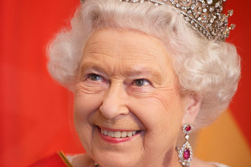 Королевы тайн. Тиара с изумрудами королевы Елизаветы 2. Her Majesty Queen Elizabeth II. Корона Елизаветы 2. Королева Елизавета 2 цвет глаз.