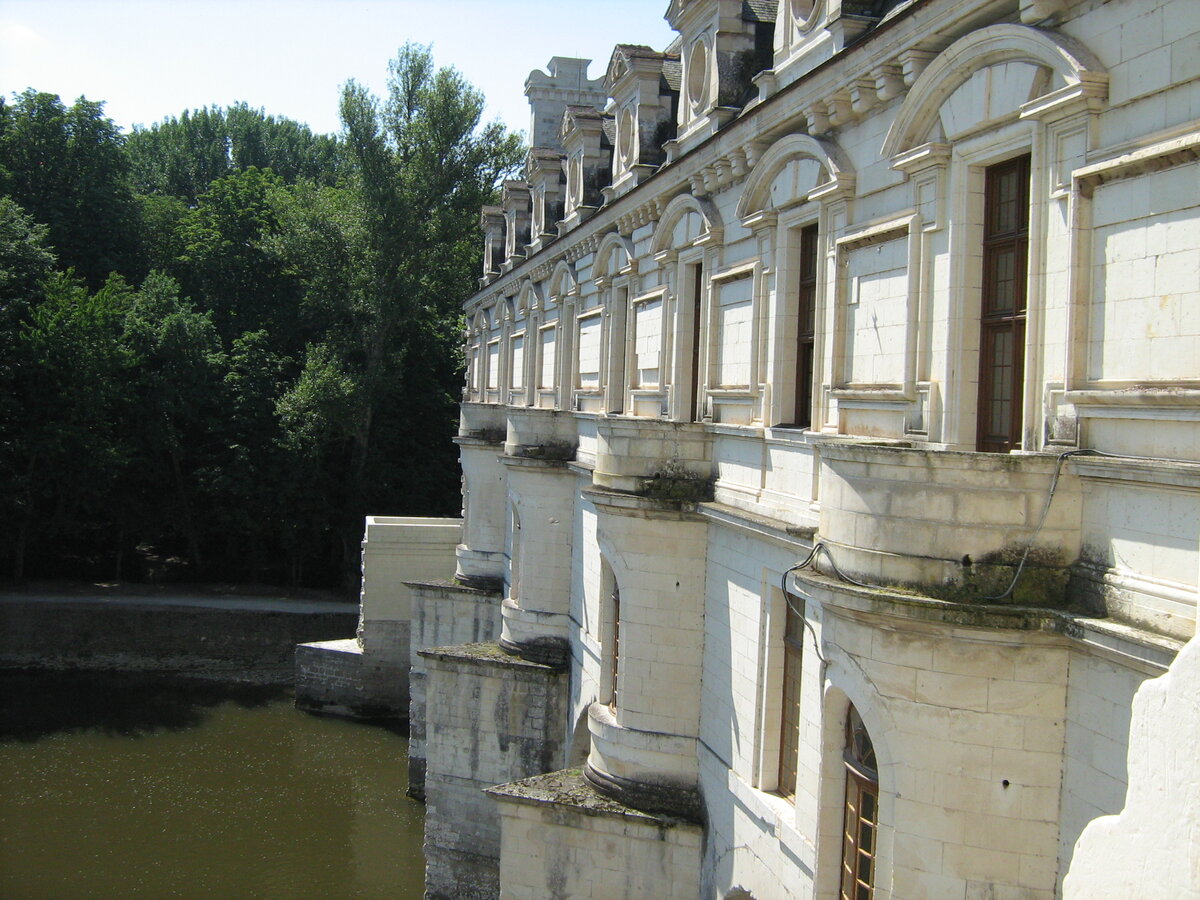 Белокаменное двухэтажное крыло, парящее над рекой Шер было пристроено к основному зданию лишь в 1577 году.